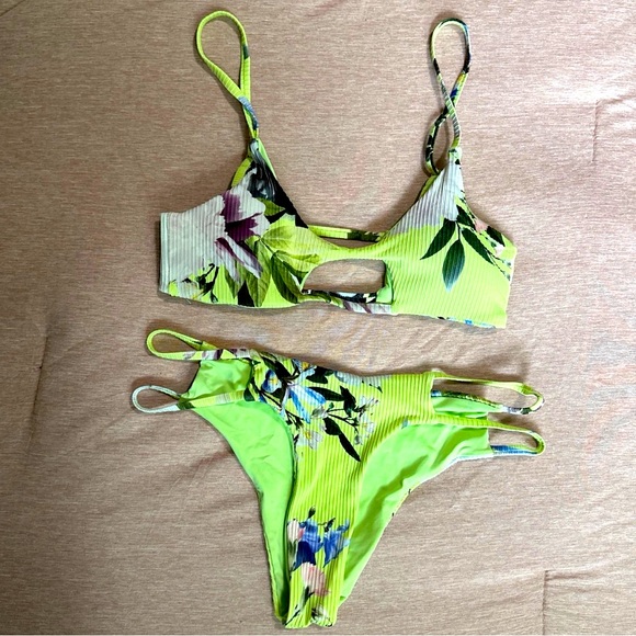 Bikini Set - Picture 3 of 4